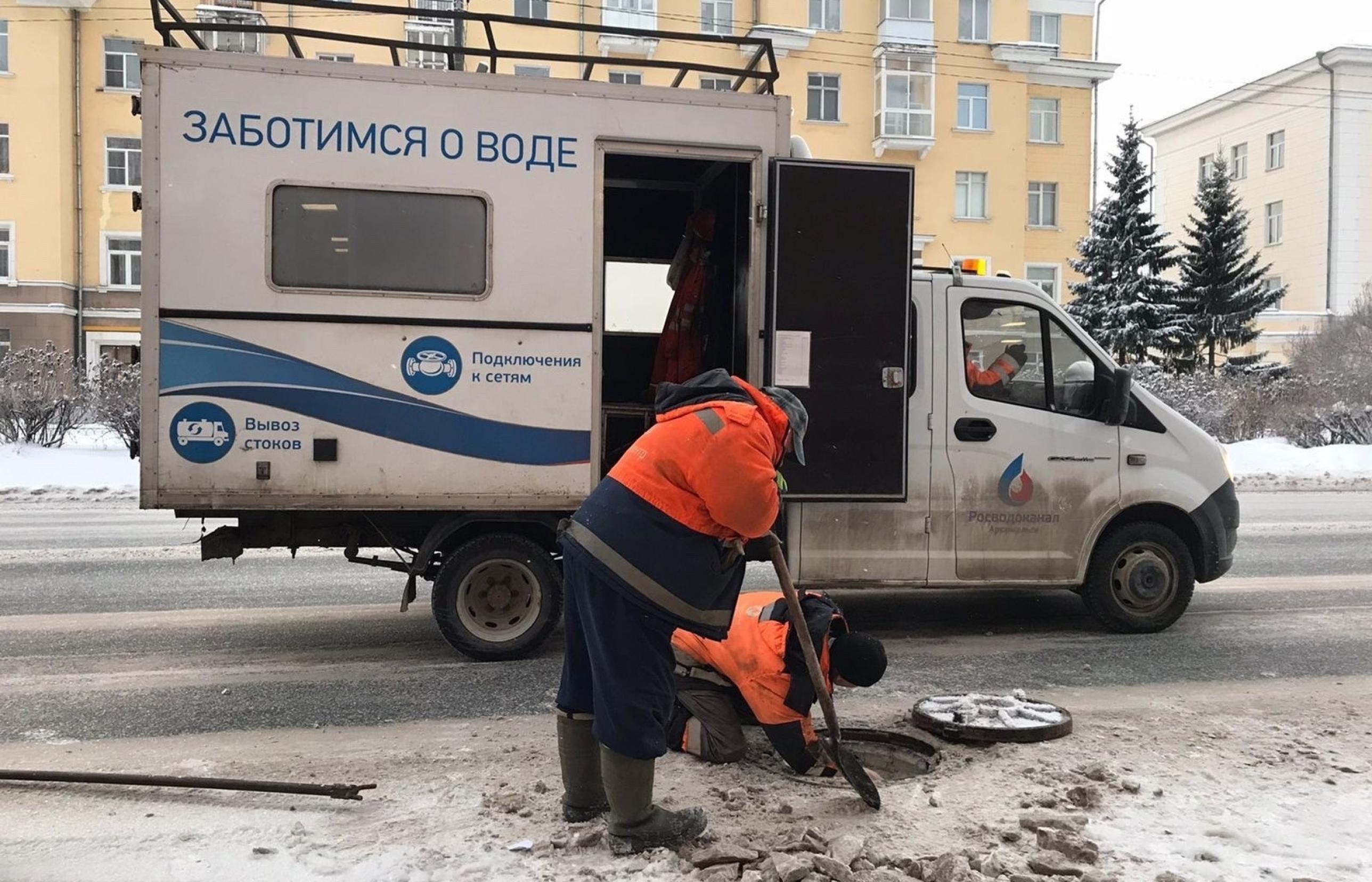 В Архангельске из-за утечки в системе водоснабжения перекрыт участок дороги  на Троицком проспекте